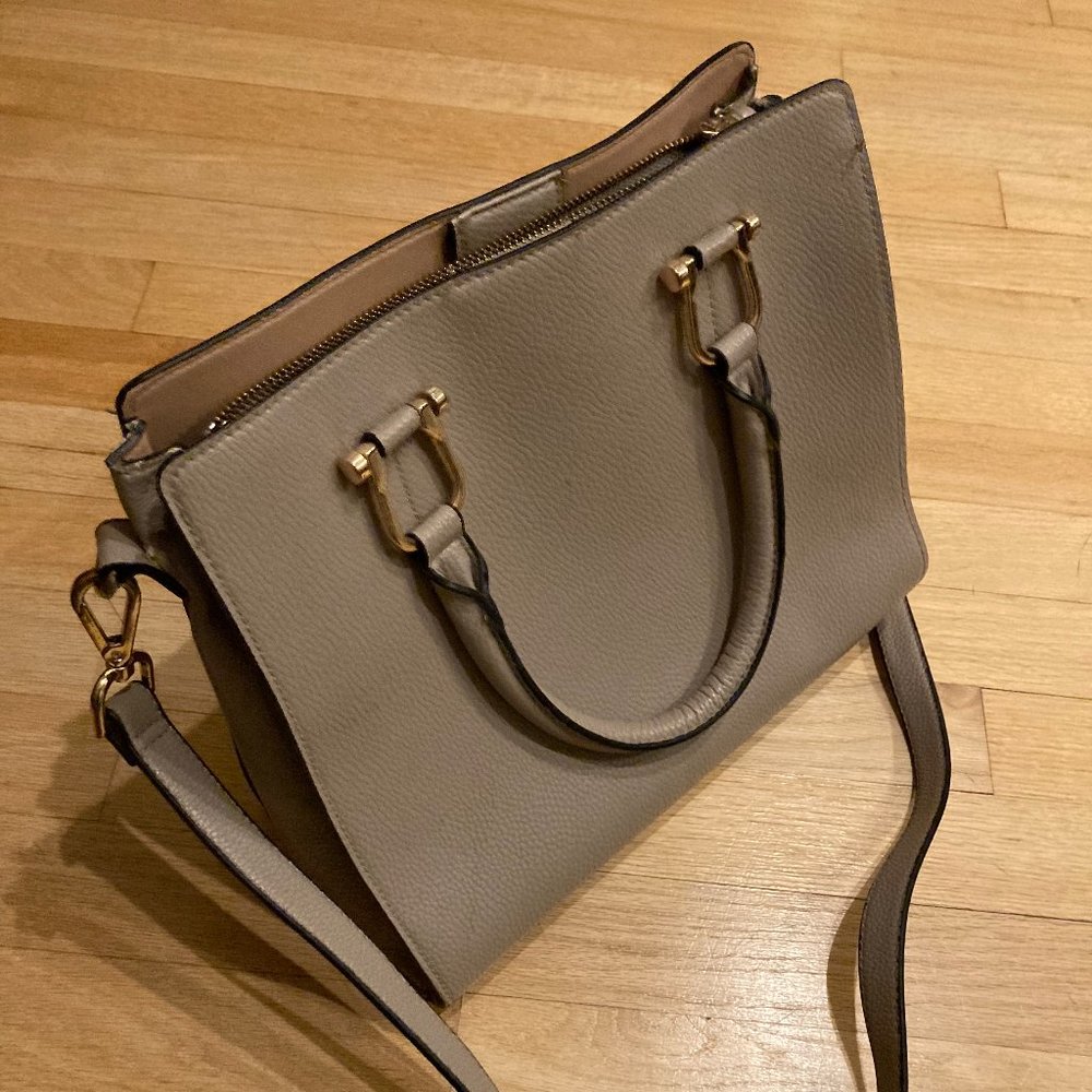 Medium-large tan faux leather handbag